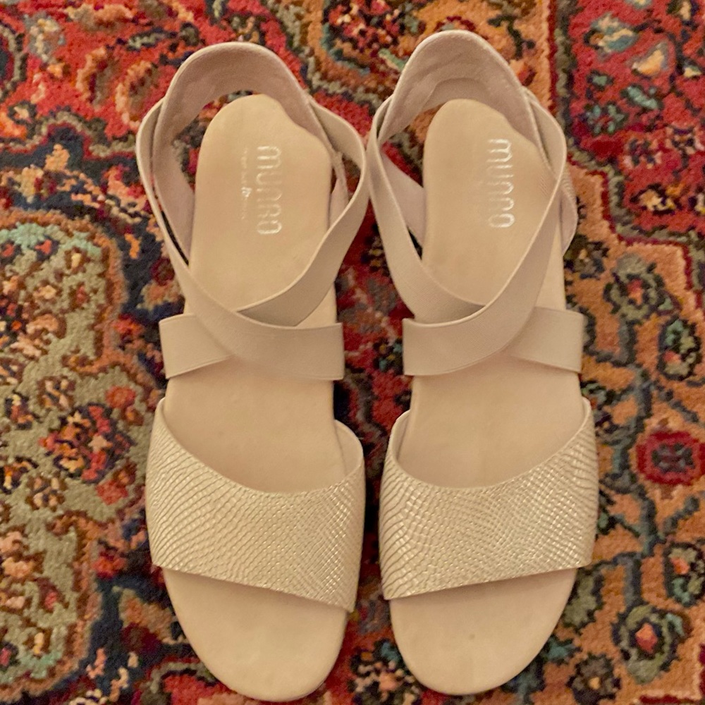Munro Beige/Gold Sandals